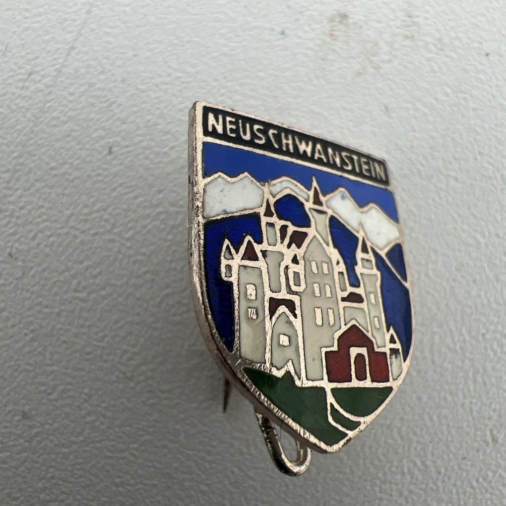 VINTAGE NEUSCHWANSTEIN SOUVENIR TRAVEL PIN BADGE/CASTLE / APPROX 1/2" x 3/4"